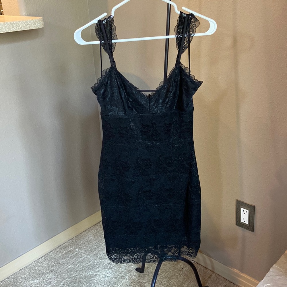 Little Black Lace, Guess dress